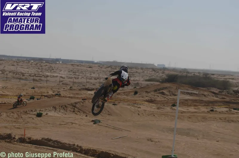 Un pilota del VRT Amateur Program in volo sulla pista Dubai MX nel 2013