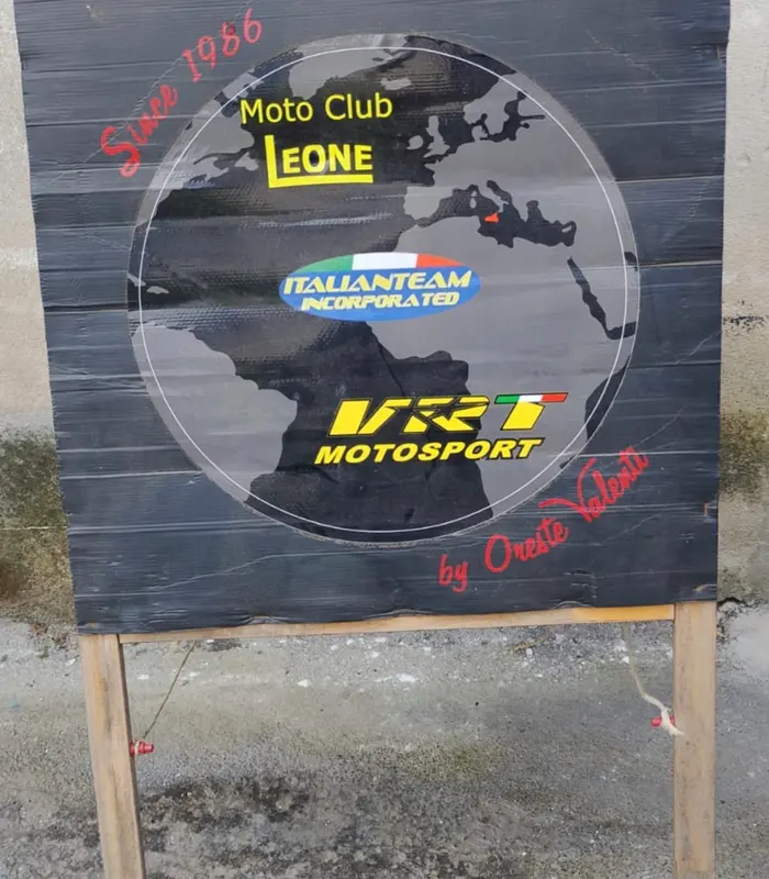 Cartello in legno con i loghi Moto Club Leone, Italianteam e VRT Motosport