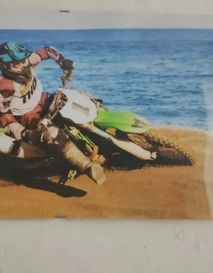 Keving Valenti in moto sulla sabbia in riva al mare