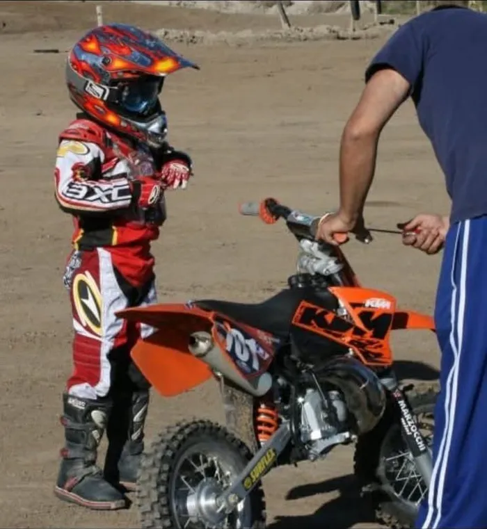 Un piccolo pilota con la sua minimoto