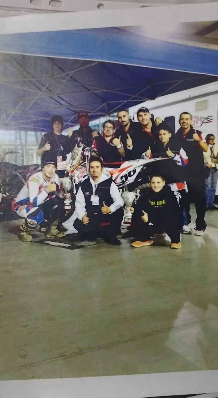 La squadra VRT davanti allo stand con le moto