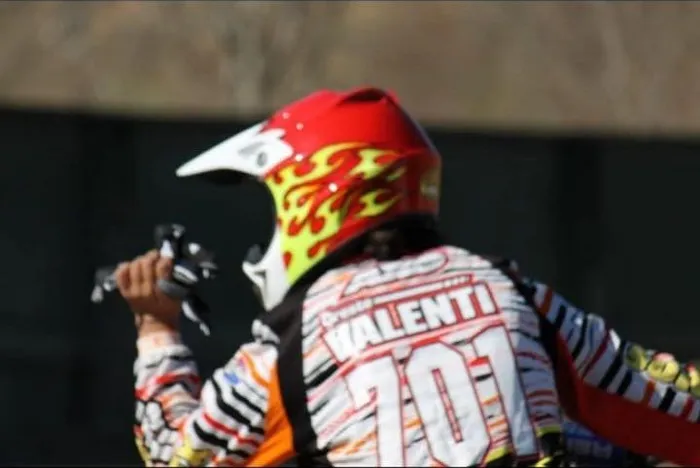 Pilota di spalle con la maglia Valenti numero 1