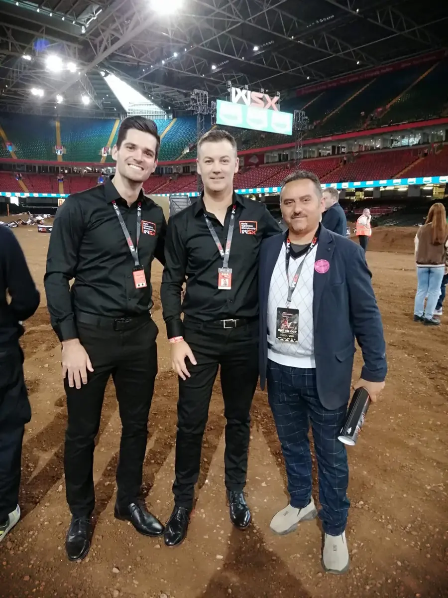 Oreste Valenti in pista al WSX con due membri dello staff