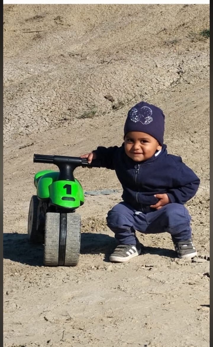 Nathan ai primi giri sulla sua moto senza pedali
